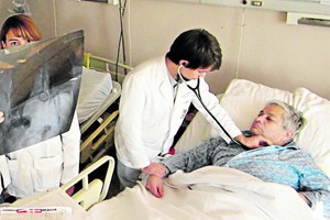 Se puede donar dinero en efectivo a una persona que se encuentra enferma y ésta lo ha solicitado a la municipalidad por ser de escasos recursos económicos