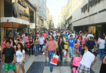 Pobreza y sueldos bajos persisten entre los cuatro principales problemas de los peruanos